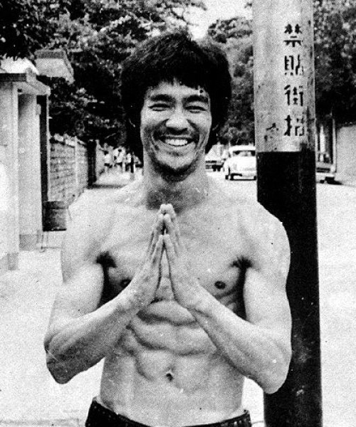 Six-pack-abs-Bruce-Lee